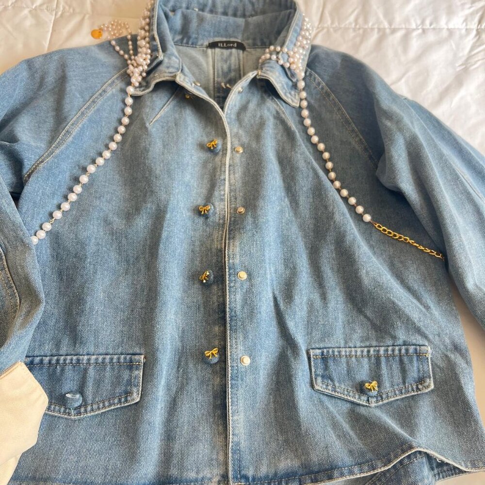 Denim jacket with pearls.